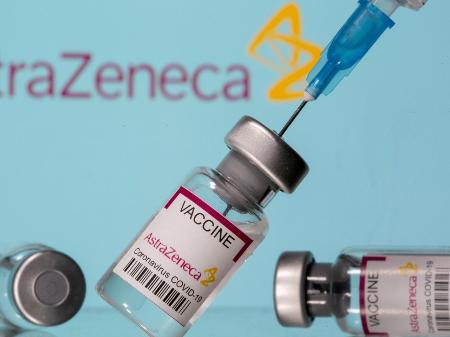 frascos-rotulados-como-de-vacina-da-astrazeneca-contra-covid-19-em-frente-ao-logo-da-empresa-1620764925885_v2_450x337