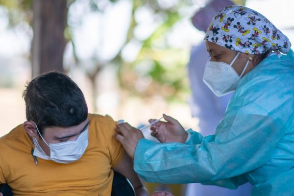 vacinacao-adolescentes-contra-covid-600x400